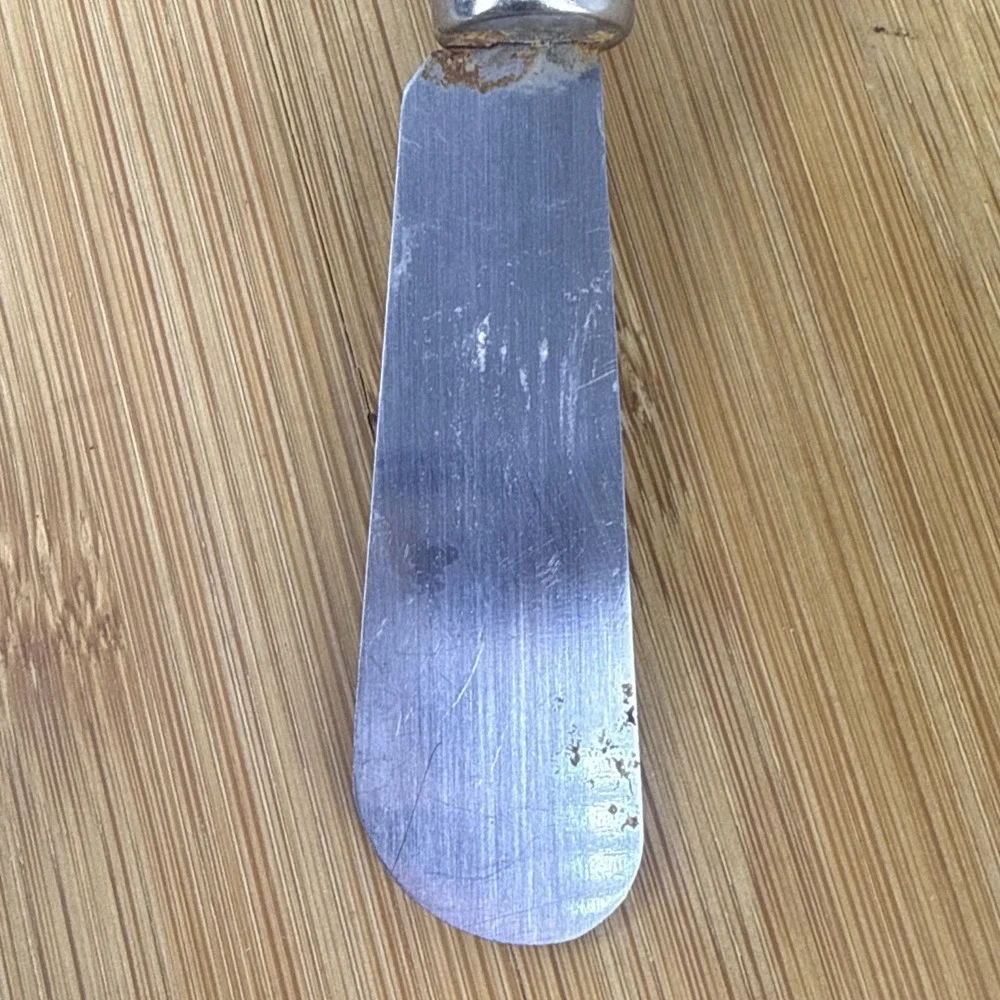 The Unbranded Brand knife spreader